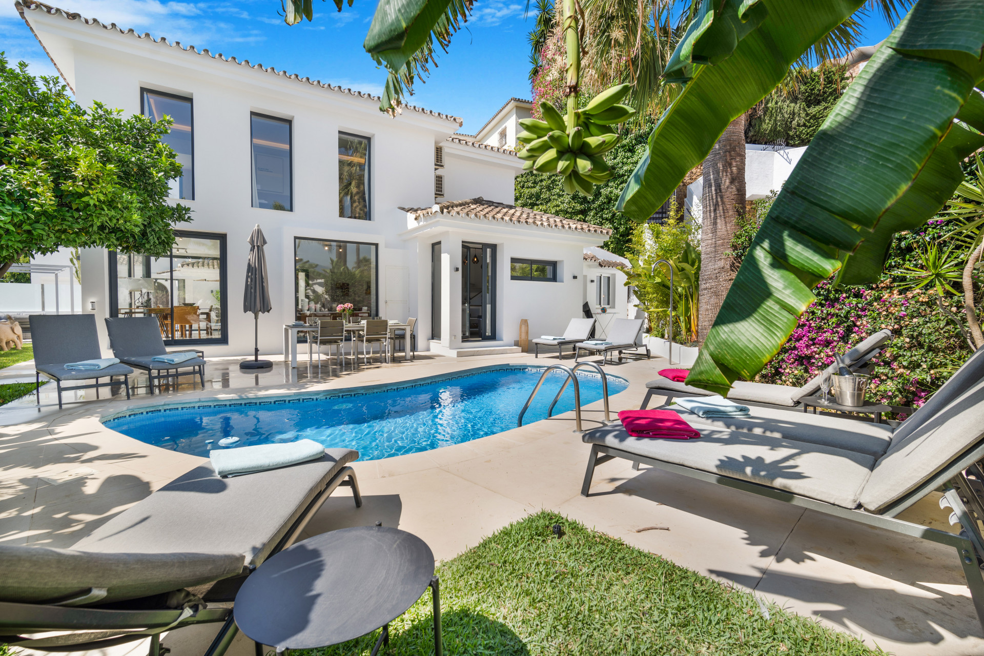 Welcome to Villa Bella, an oasis of peace within a bustling and vibrant part of Marbella, with beautiful tropical gardens complete with mediterranean palm trees, wonderful areas for relaxing in the sun, and a private heated swimming pool.