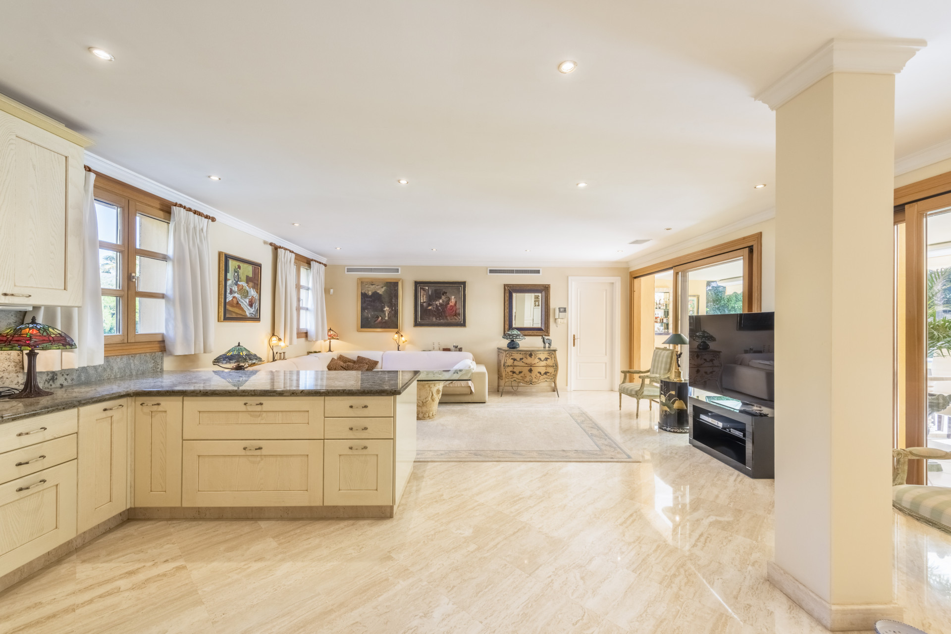 Classic five bedroom, southwest facing villa amidst the lush greenery of Nueva Andalucía’s premier golf courses.