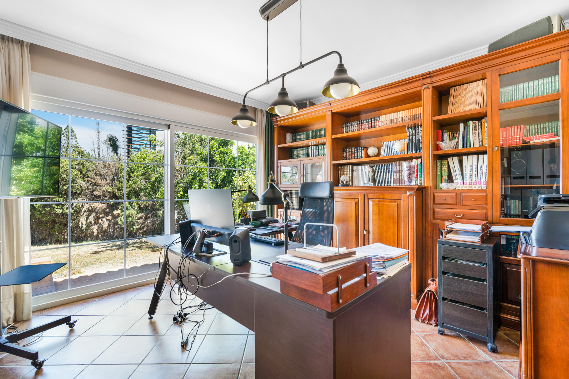 Fantástico chalet de cuatro dormitorios con orientación sur en una zona residencial de Guadalmina Alta - con vistas parciales al mar