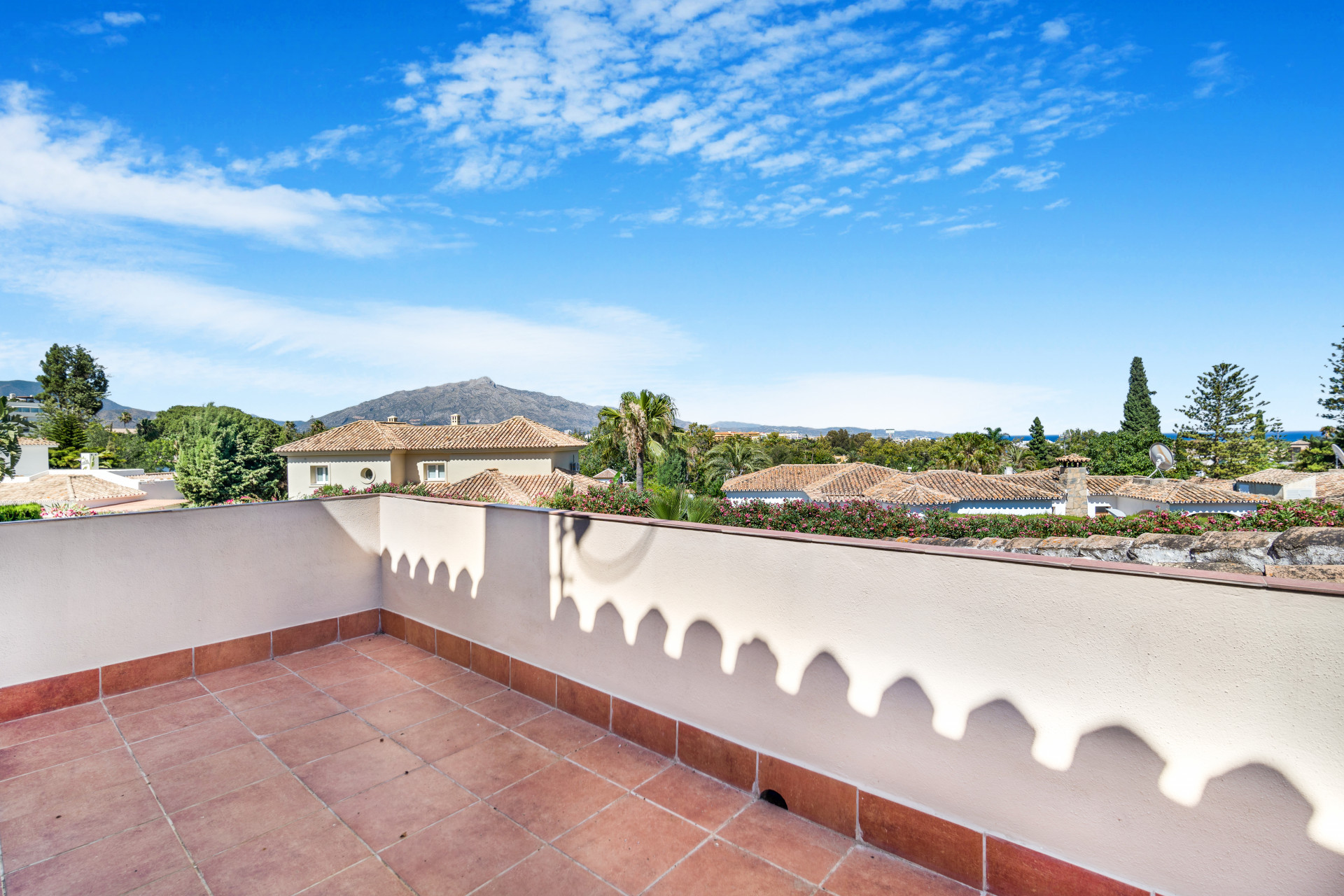 Fantástico chalet de cuatro dormitorios con orientación sur en una zona residencial de Guadalmina Alta - con vistas parciales al mar