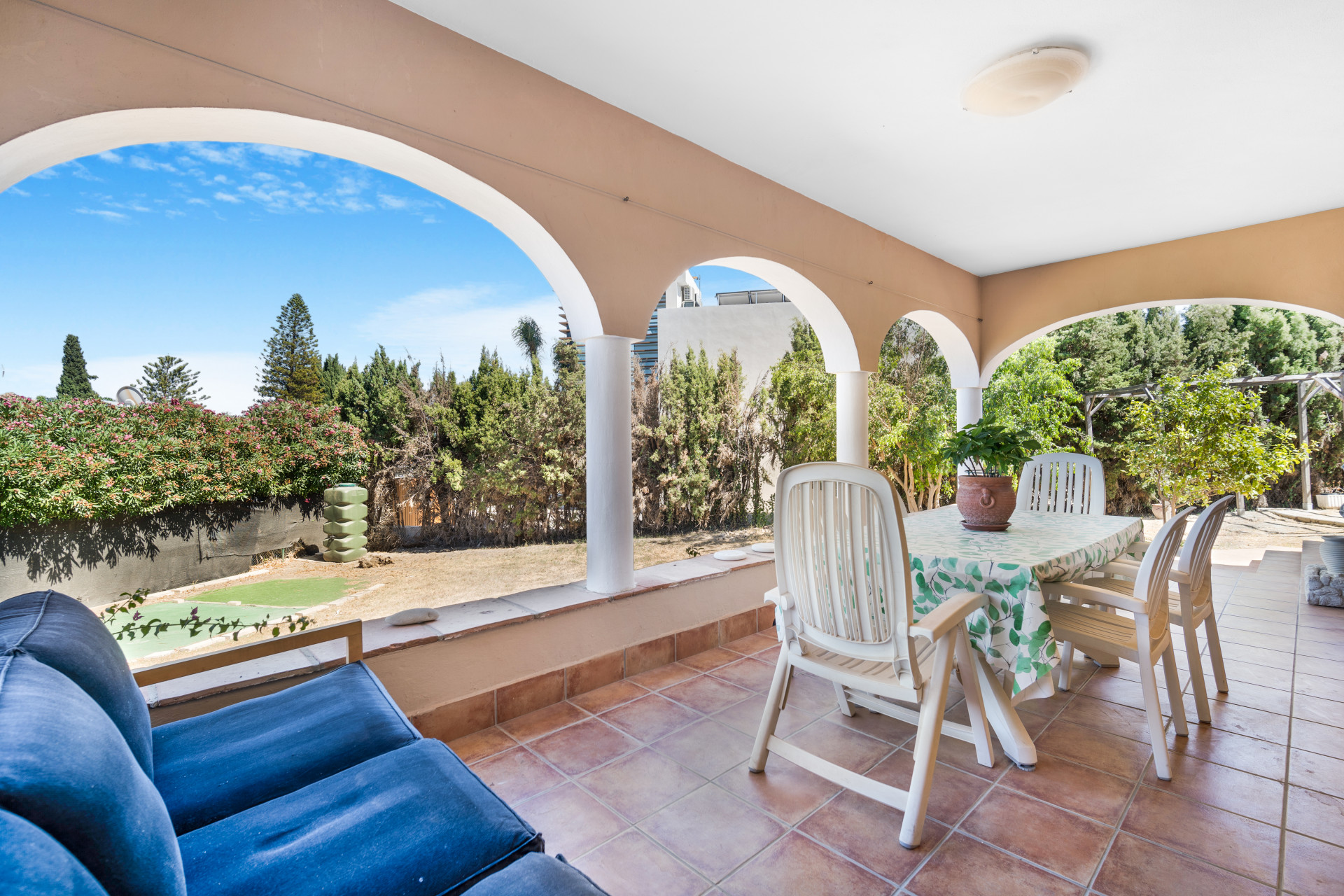 Fantástico chalet de cuatro dormitorios con orientación sur en una zona residencial de Guadalmina Alta - con vistas parciales al mar