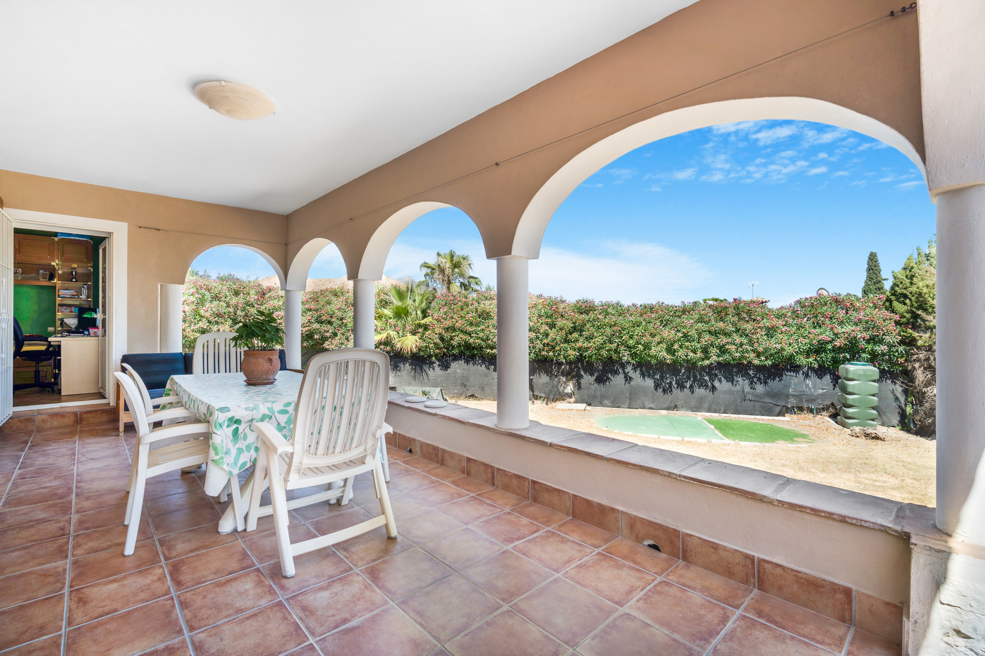 Fantástico chalet de cuatro dormitorios con orientación sur en una zona residencial de Guadalmina Alta - con vistas parciales al mar