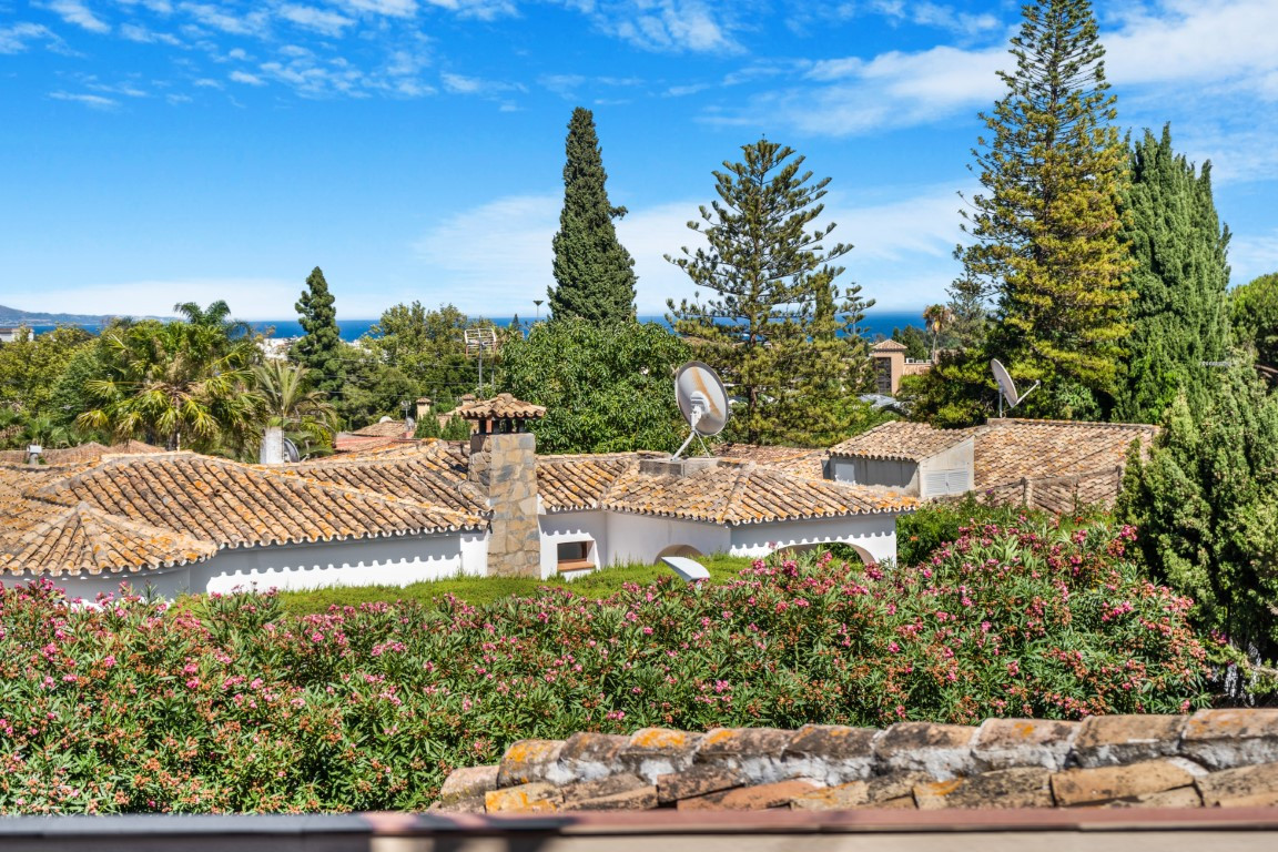 Fantástico chalet de cuatro dormitorios con orientación sur en una zona residencial de Guadalmina Alta - con vistas parciales al mar