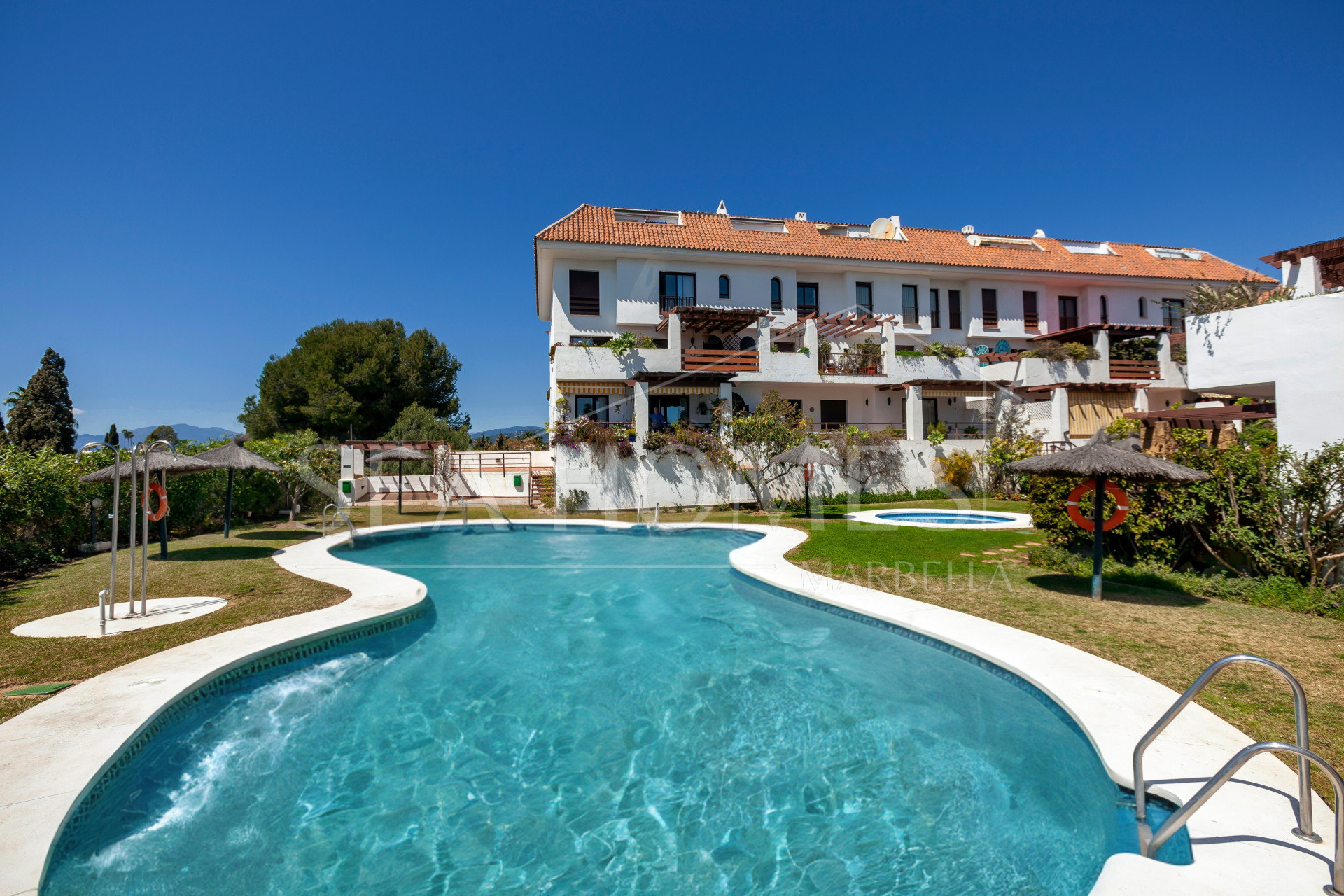 Lovely ground floor, West facing, three-bedroom apartment in the gated and well-established community Coto Real