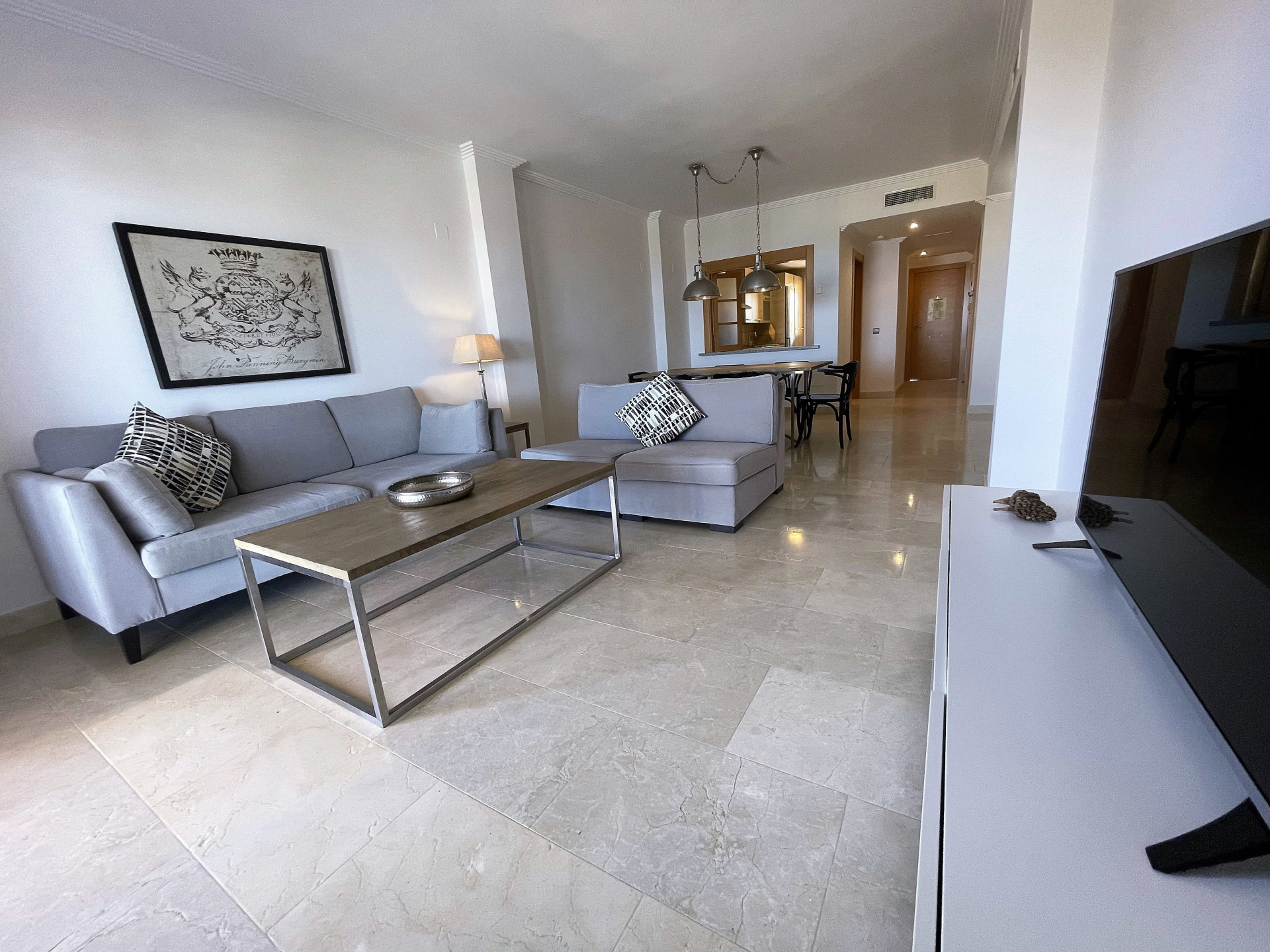 Un hermoso y moderno apartamento de dos dormitorios en las montañas de Benahavis, con vistas inigualables de Marbella y el Mediterráneo.