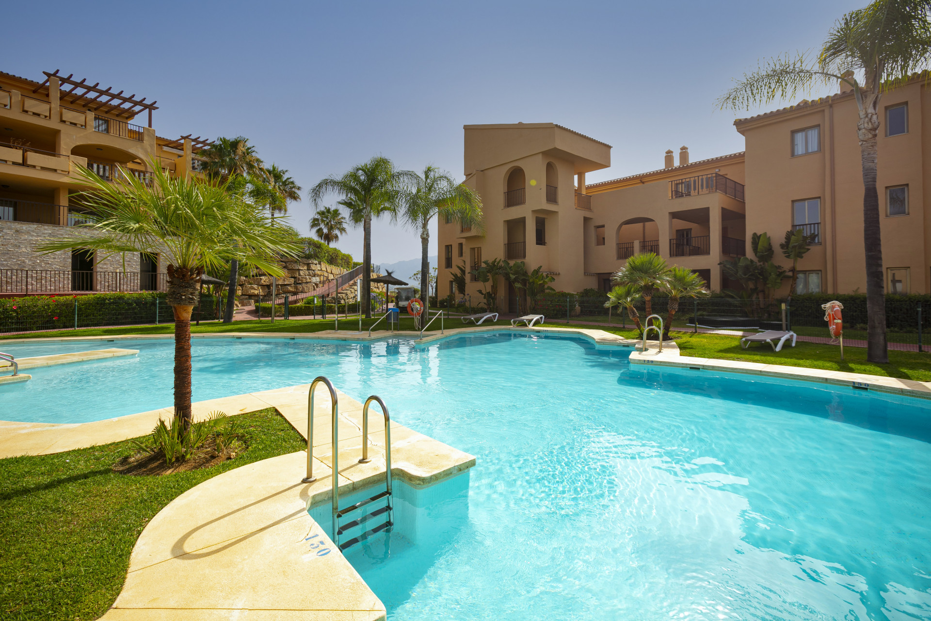 Un hermoso y moderno apartamento de dos dormitorios en las montañas de Benahavis, con vistas inigualables de Marbella y el Mediterráneo.