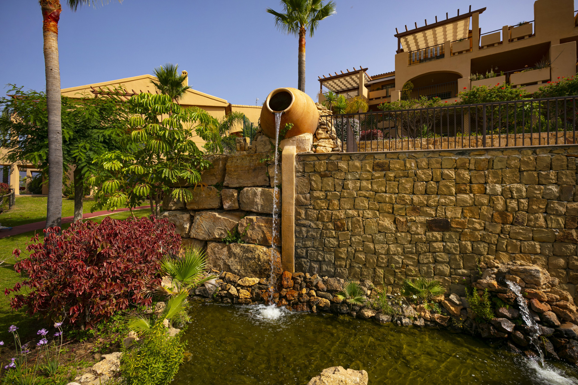 Un hermoso y moderno apartamento de dos dormitorios en las montañas de Benahavis, con vistas inigualables de Marbella y el Mediterráneo.