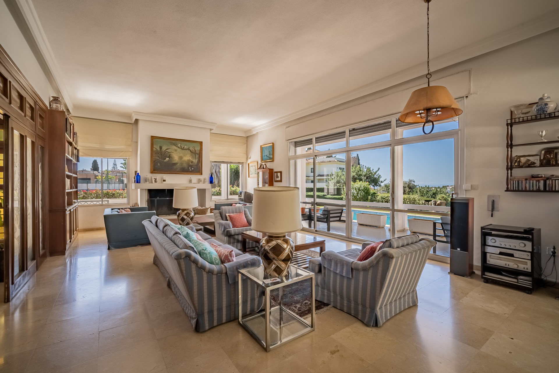 Una encantadora villa de siete dormitorios con orientación sur en una pintoresca zona residencial tranquila sobre el centro de Marbella