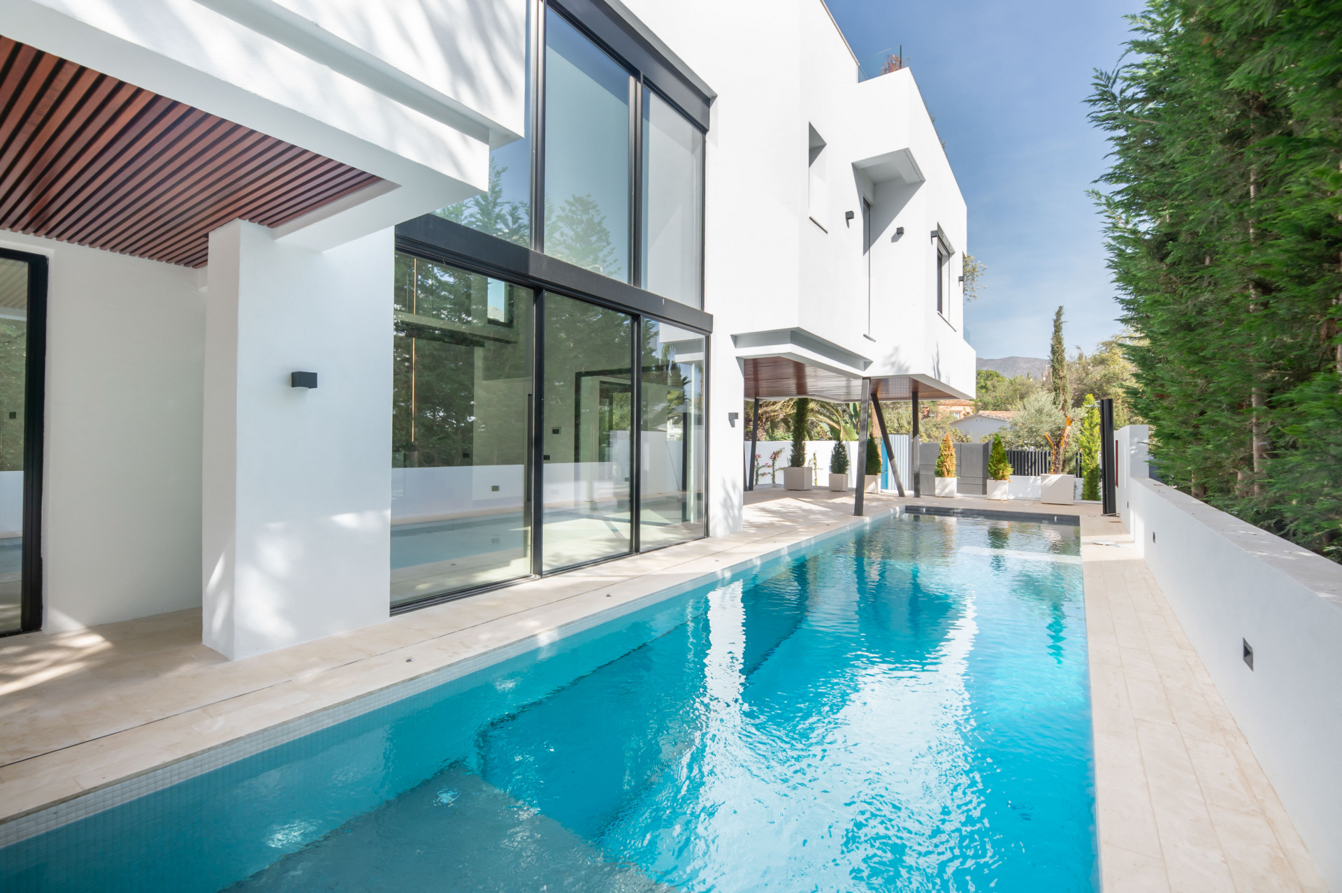 Incredible five bedroom villa located in a well established beachside urbanisation Casablanca, on Marbella´s Golden Mile