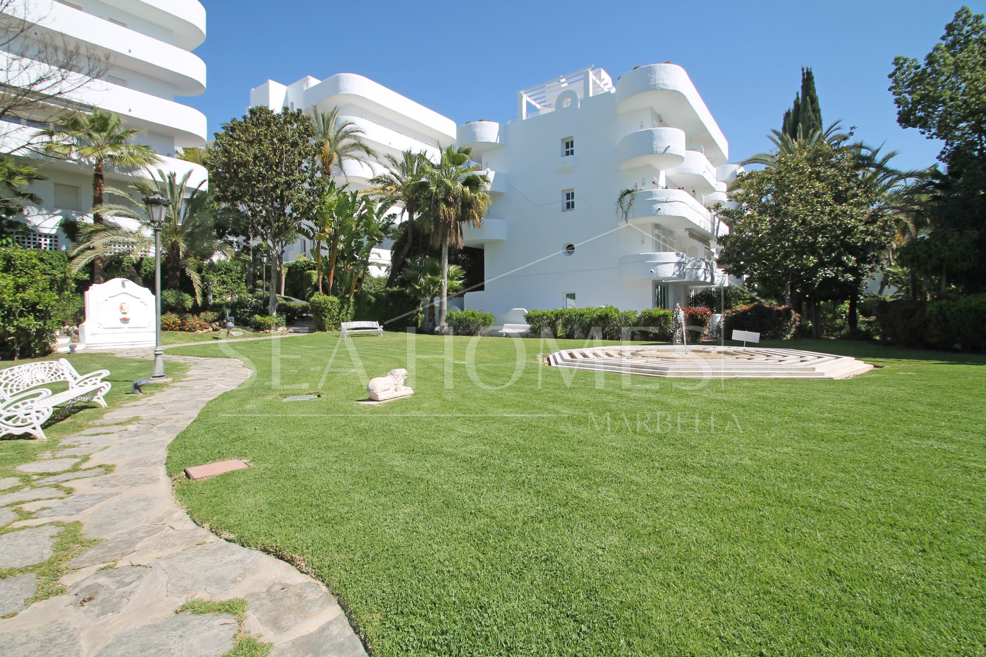 Lovely three bedroom, ground floor apartment in the well-known and gated community Marbella Real.