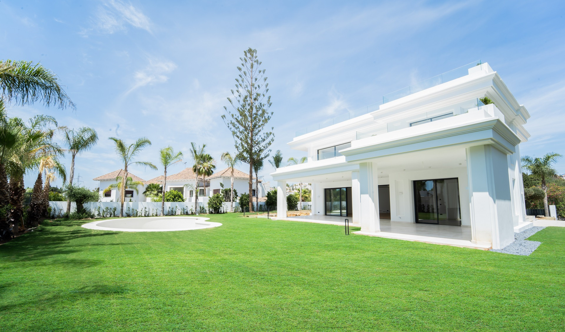 Sophisticated five bedroom villa located in a prestigious urbanization on the Golden Mile - Lomas de Marbella Club.