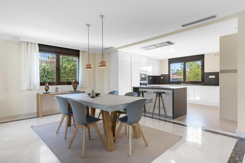 Residential complex made up of 45 independent and semi-detached houses located in a heavenly setting, surrounded by lakes and greens within the Azata Golf complex.