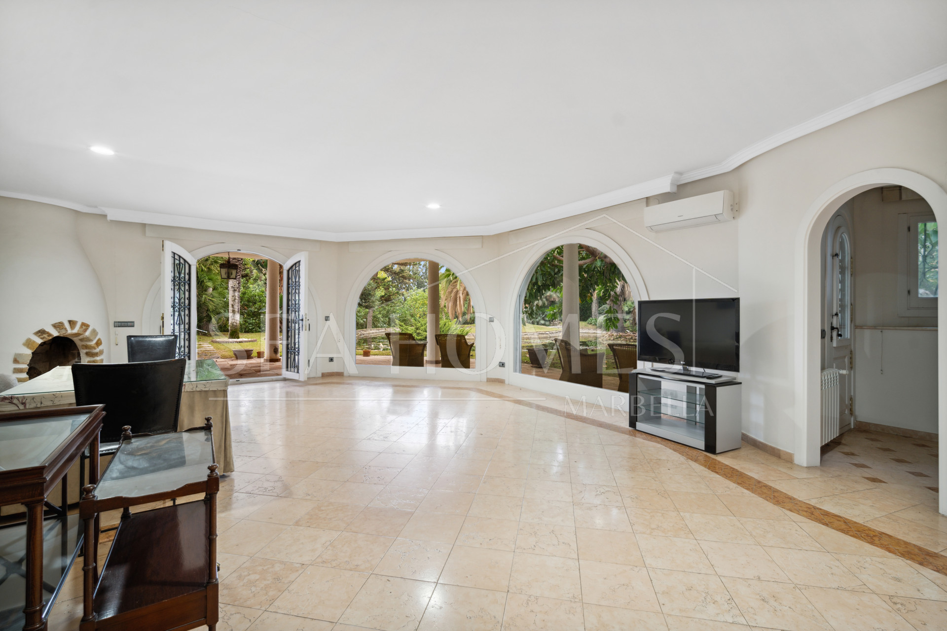 Fantastic four bedroom, south facing, Andalucian style villa in Nagueles, Marbella