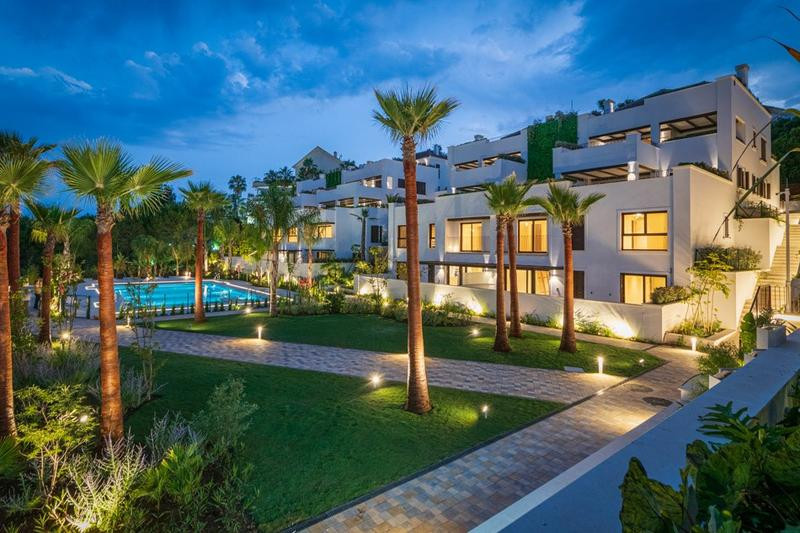 Situated within an exclusive Luxury complex consisting of more than 25.000 m2 of landscaped gardens, breathtaking views of the Mediterranean sea, swimming pools, 2477 security surveillance, maintenance service and assured privacy…