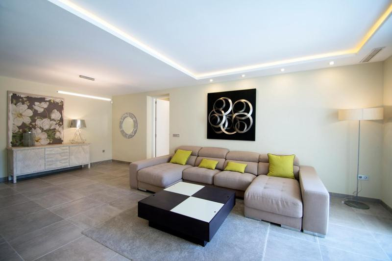 Luxurious home, completely renovated and located in one of the most exclusive urbanizations of Marbella known as Nueva Andalucía, just three minutes from Puerto Banus where you can enjoy the best leisure offers.