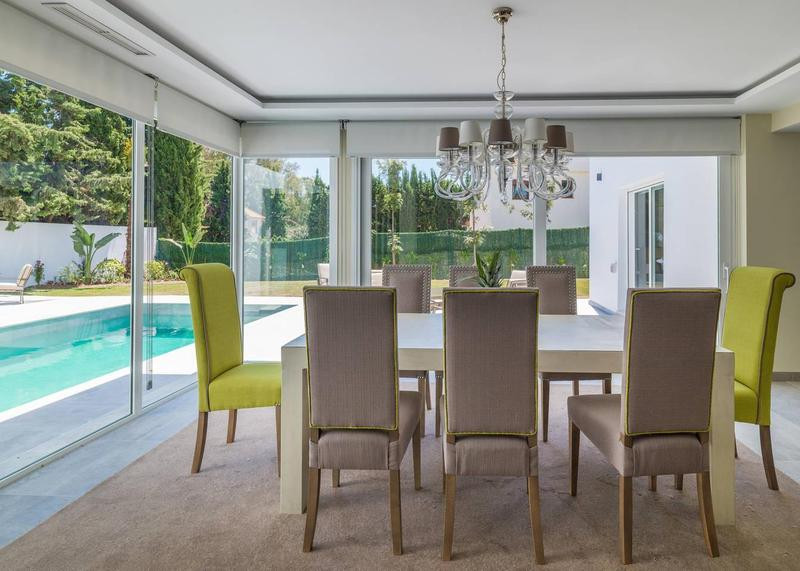 Luxurious home, completely renovated and located in one of the most exclusive urbanizations of Marbella known as Nueva Andalucía, just three minutes from Puerto Banus where you can enjoy the best leisure offers.