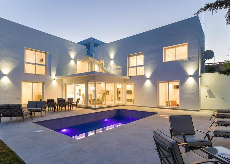 Luxurious home, completely renovated and located in one of the most exclusive urbanizations of Marbella known as Nueva Andalucía, just three minutes from Puerto Banus where you can enjoy the best leisure offers.