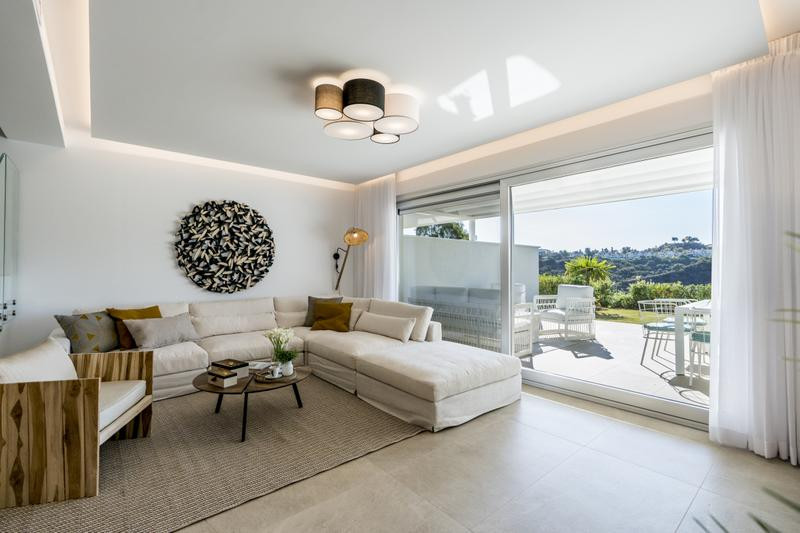 Nuevo proyecto en La Cala Resort, formado por cuarenta espaciosas casas adosadas en primera línea de golf con vistas panorámicas al resort. Las viviendas se distribuyen en tres niveles en una urbanización privada con piscina y jardines comunitarios.