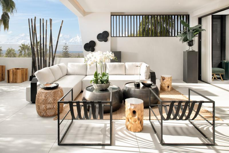 The 6.000 m2 communal area features a huge pool, sun deck and landscaped garden, all in a contemporary style to serve as the perfect frame for our unique modern style houses.