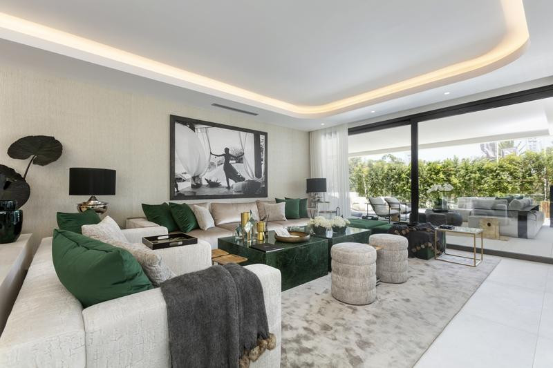 The 6.000 m2 communal area features a huge pool, sun deck and landscaped garden, all in a contemporary style to serve as the perfect frame for our unique modern style houses.