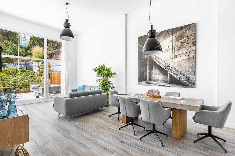 Nuevo desarrollo con espectaculares áticos y planta baja con jardín situado en Benahavís, junto al río Guadalmina.