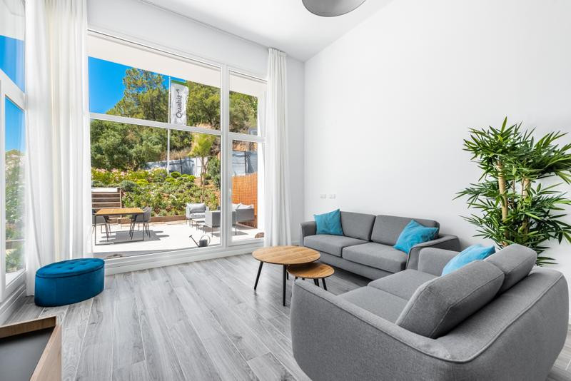 Nuevo desarrollo con espectaculares áticos y planta baja con jardín situado en Benahavís, junto al río Guadalmina.