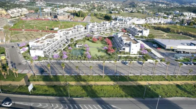 On Estepona’s New Golden Mile, it offers contemporary style apartments and penthouses in a location close to all kinds of amenities, just minutes from Puerto Banús and Estepona, close to the beach and numerous golf courses.