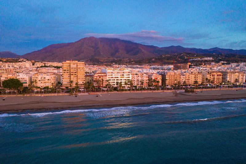 Un nuevo edificio emblemático en Estepona: su ubicación frente al mar ofrece el privilegio de vivir el mar todo el año.