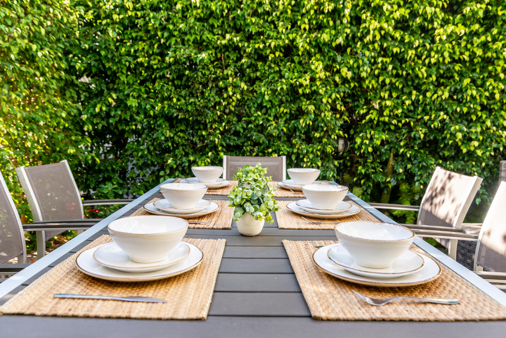 Hermosa casa adosada en la comunidad idealmente ubicada de Marbellamar en la ultra exclusiva Milla de Oro de Marbella.