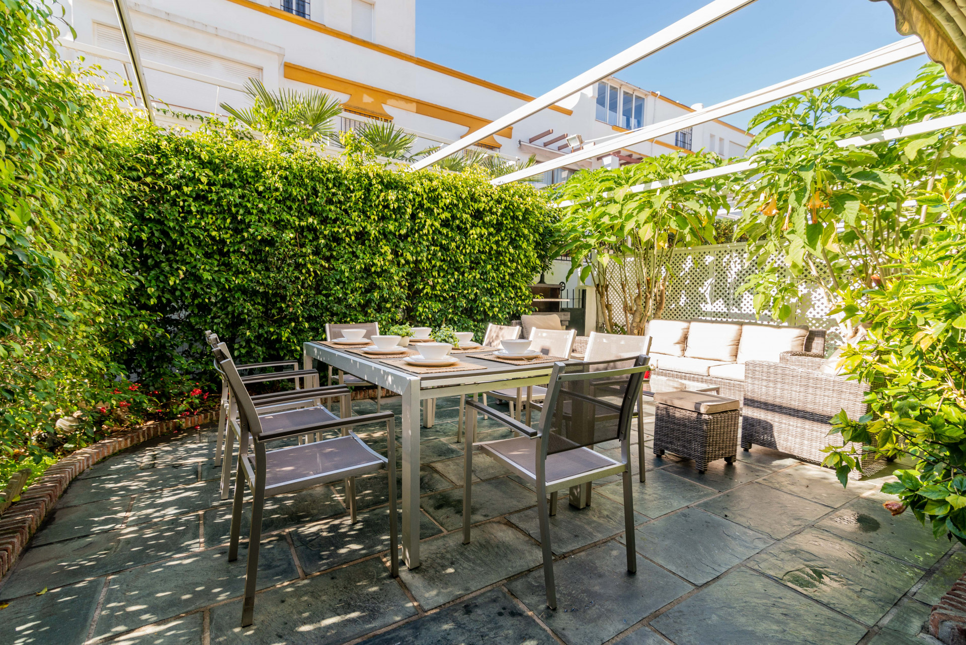 Hermosa casa adosada en la comunidad idealmente ubicada de Marbellamar en la ultra exclusiva Milla de Oro de Marbella.