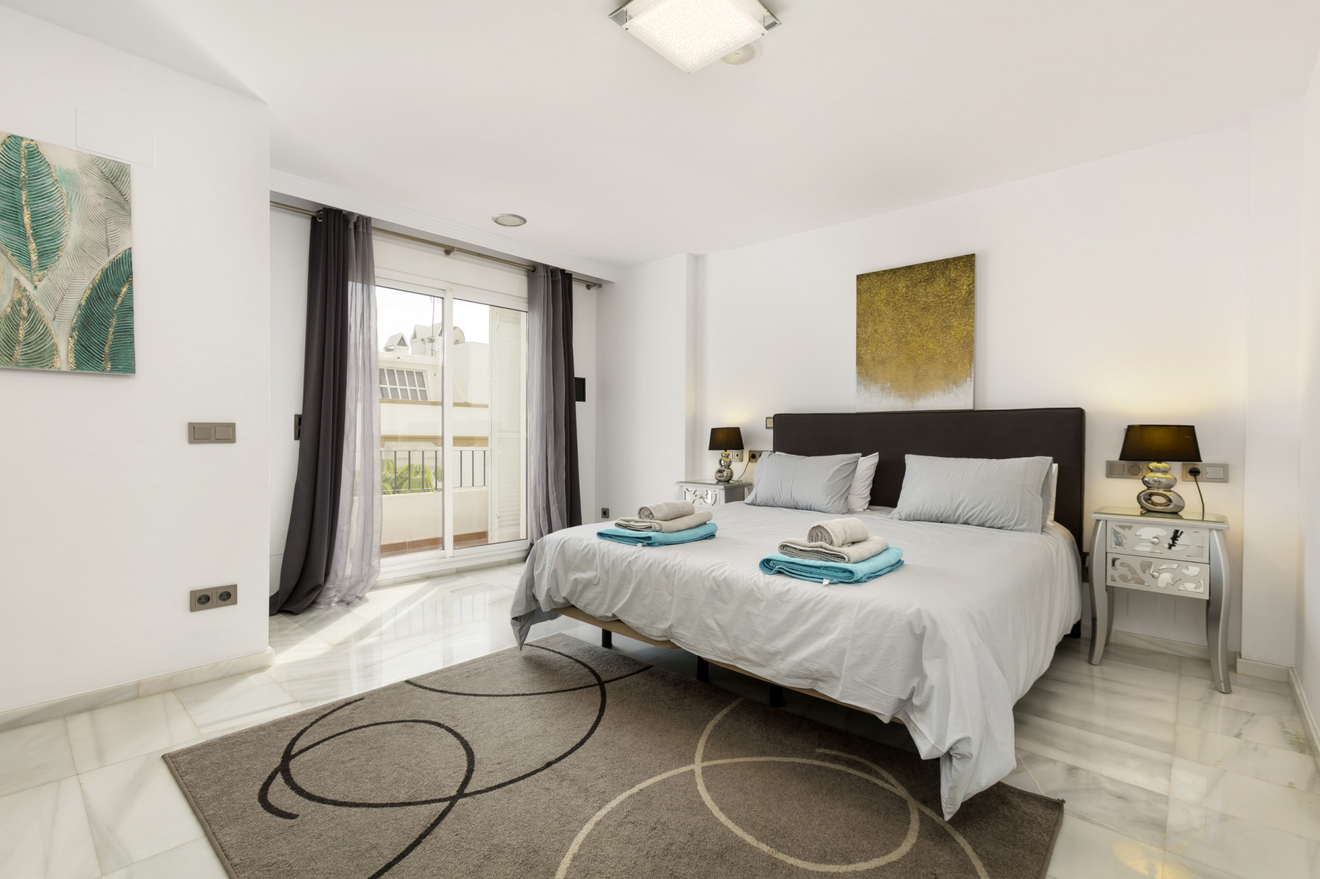 Casa adosada de lujo y recientemente reformada ubicada en una comunidad tranquila de alta calidad.