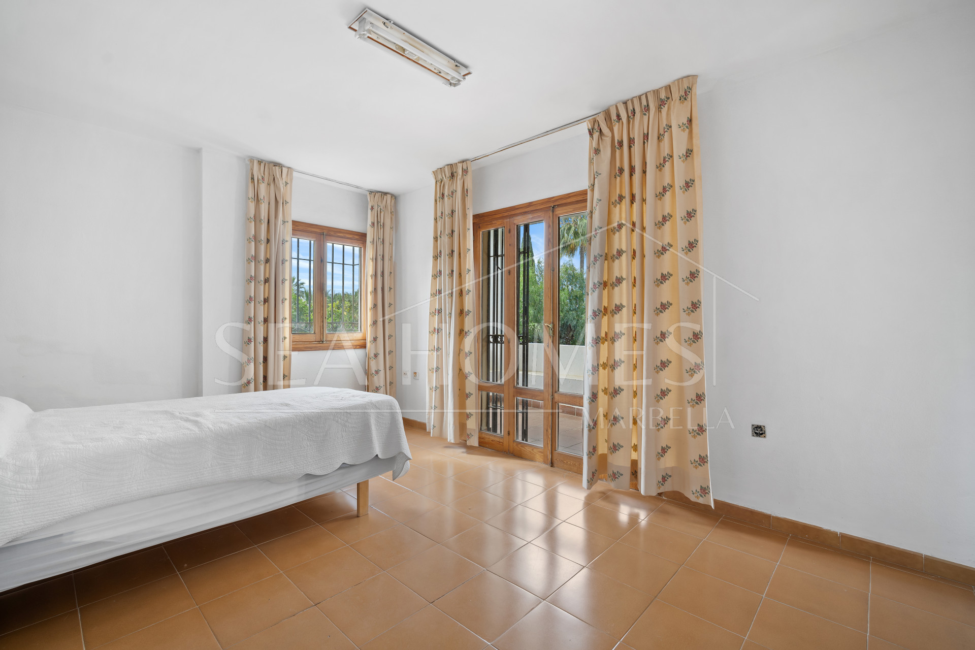 South East Facing Six Bedroom Villa in El Rosario, close to the beach with sea views - fantastic opportunity!