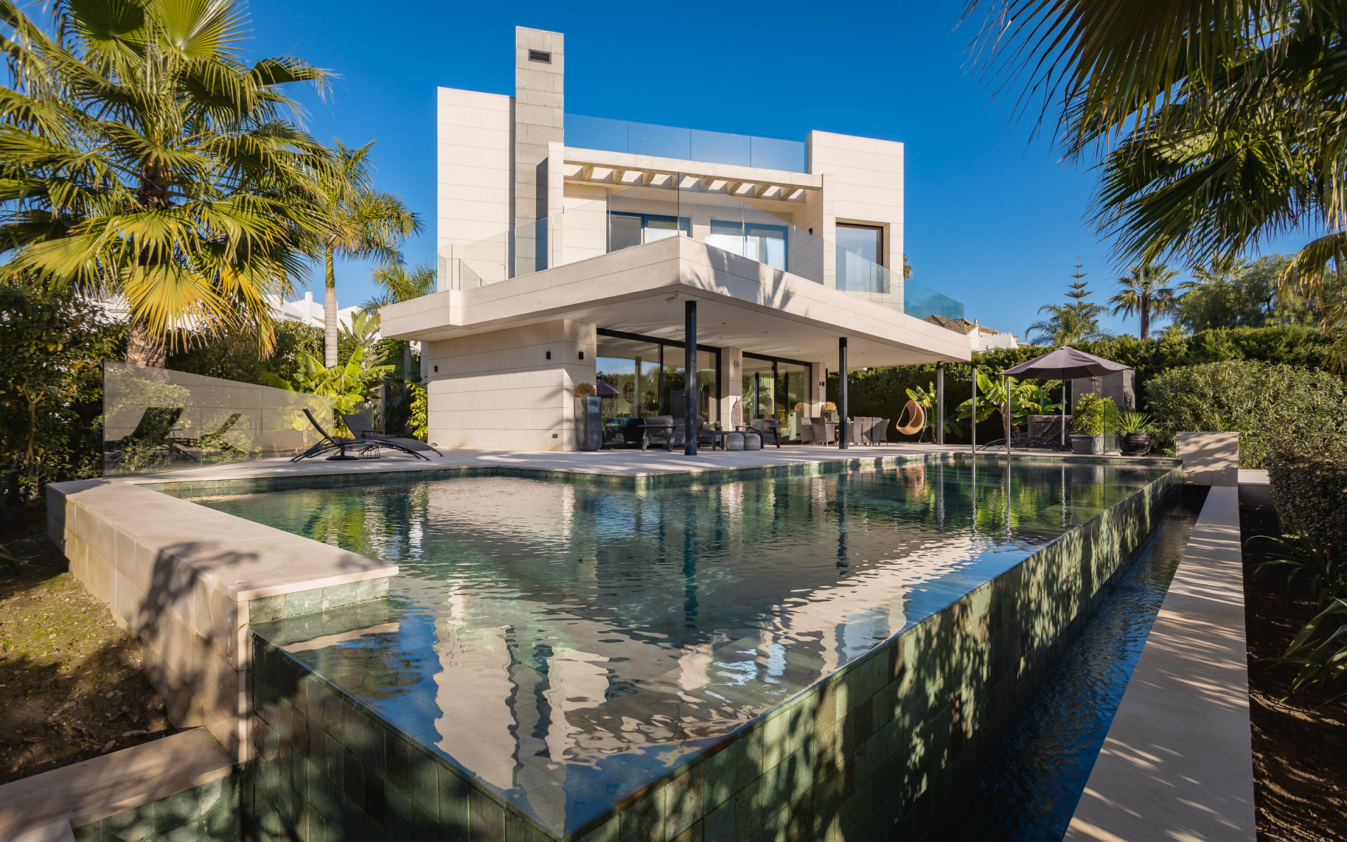 Brand-new seven bedroom villa with mountain views in a prestigious location in the Golf Valley of Nueva Andalucía