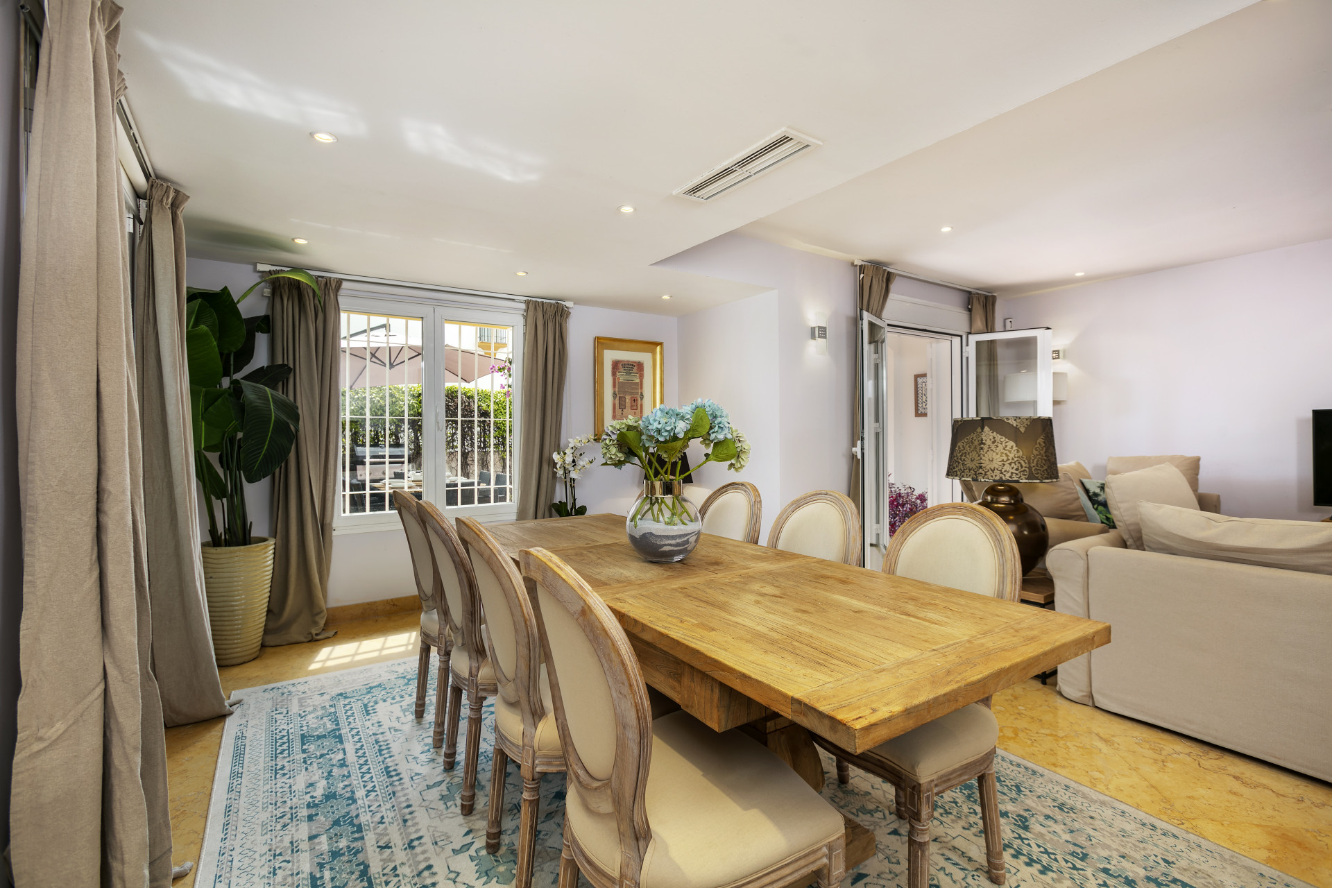 Situada en los tranquilos jardines de la comunidad frente al mar de Marbellamar, Casa Palmera es una casa adosada de tres plantas bellamente decorada.