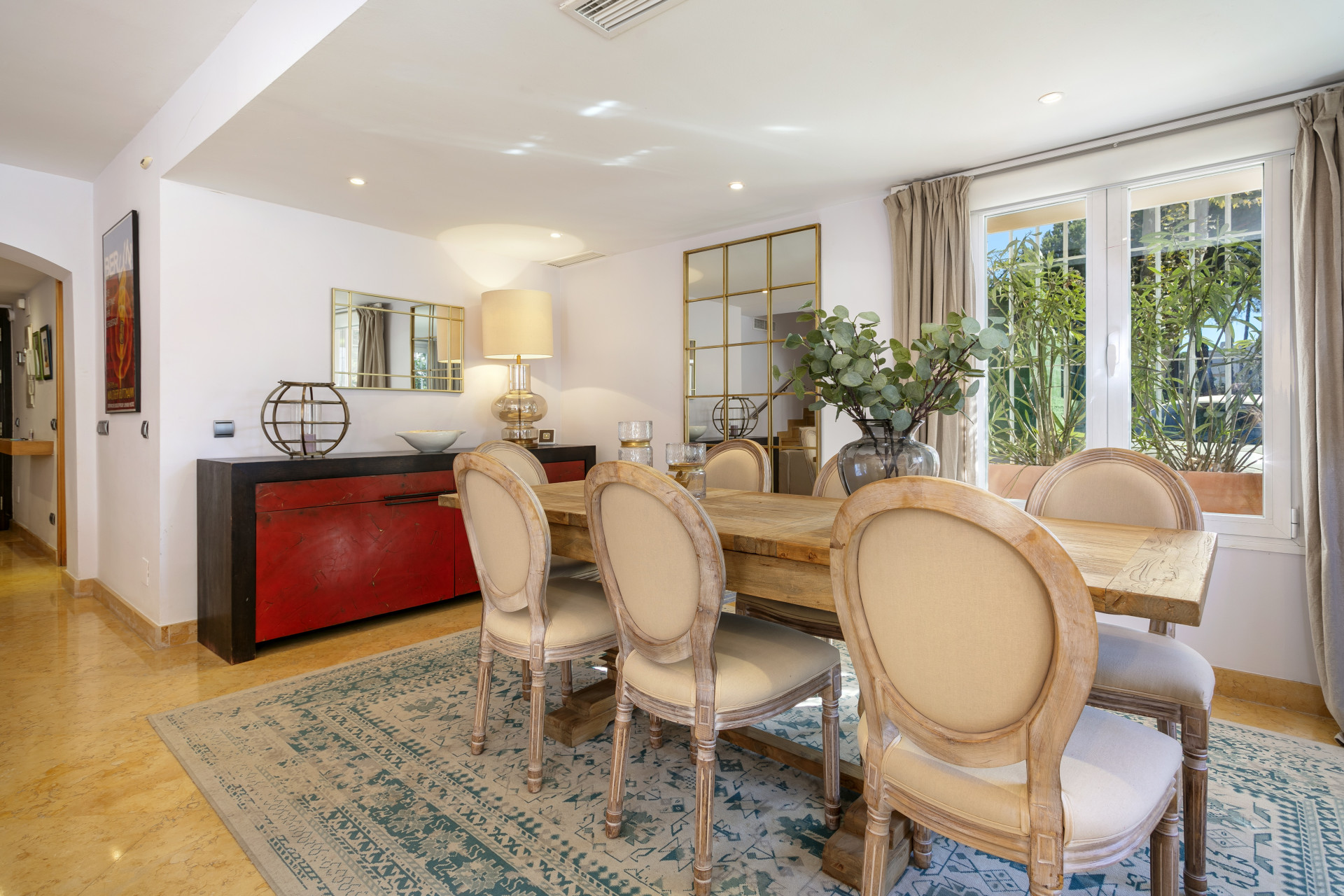 Situada en los tranquilos jardines de la comunidad frente al mar de Marbellamar, Casa Palmera es una casa adosada de tres plantas bellamente decorada.