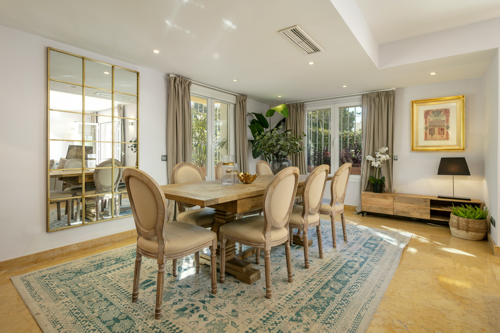 Situada en los tranquilos jardines de la comunidad frente al mar de Marbellamar, Casa Palmera es una casa adosada de tres plantas bellamente decorada.