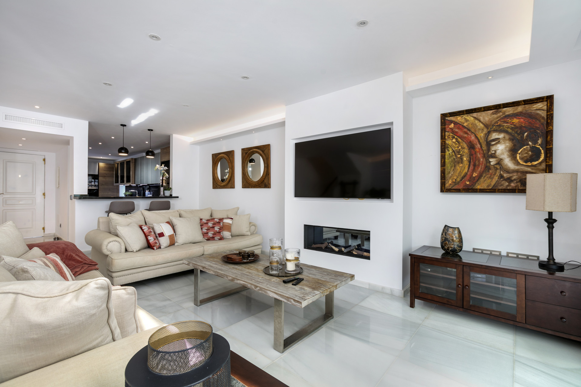 Casa Del Sol es una impresionante casa adosada de tres plantas recién reformada en una pequeña comunidad llamada Marbellamar.