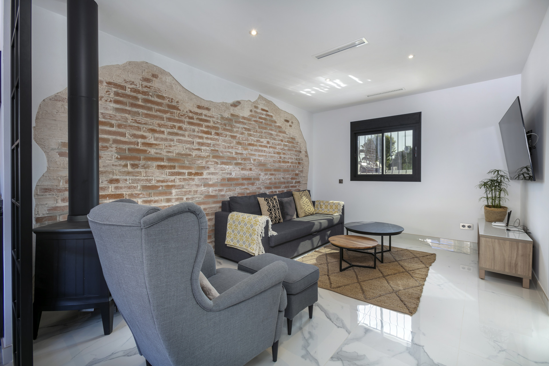 Casa Del Sol es una impresionante casa adosada de tres plantas recién reformada en una pequeña comunidad llamada Marbellamar.