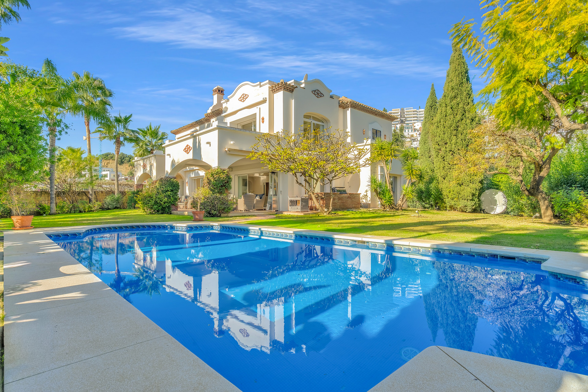 Villa for sale in Benahavis
