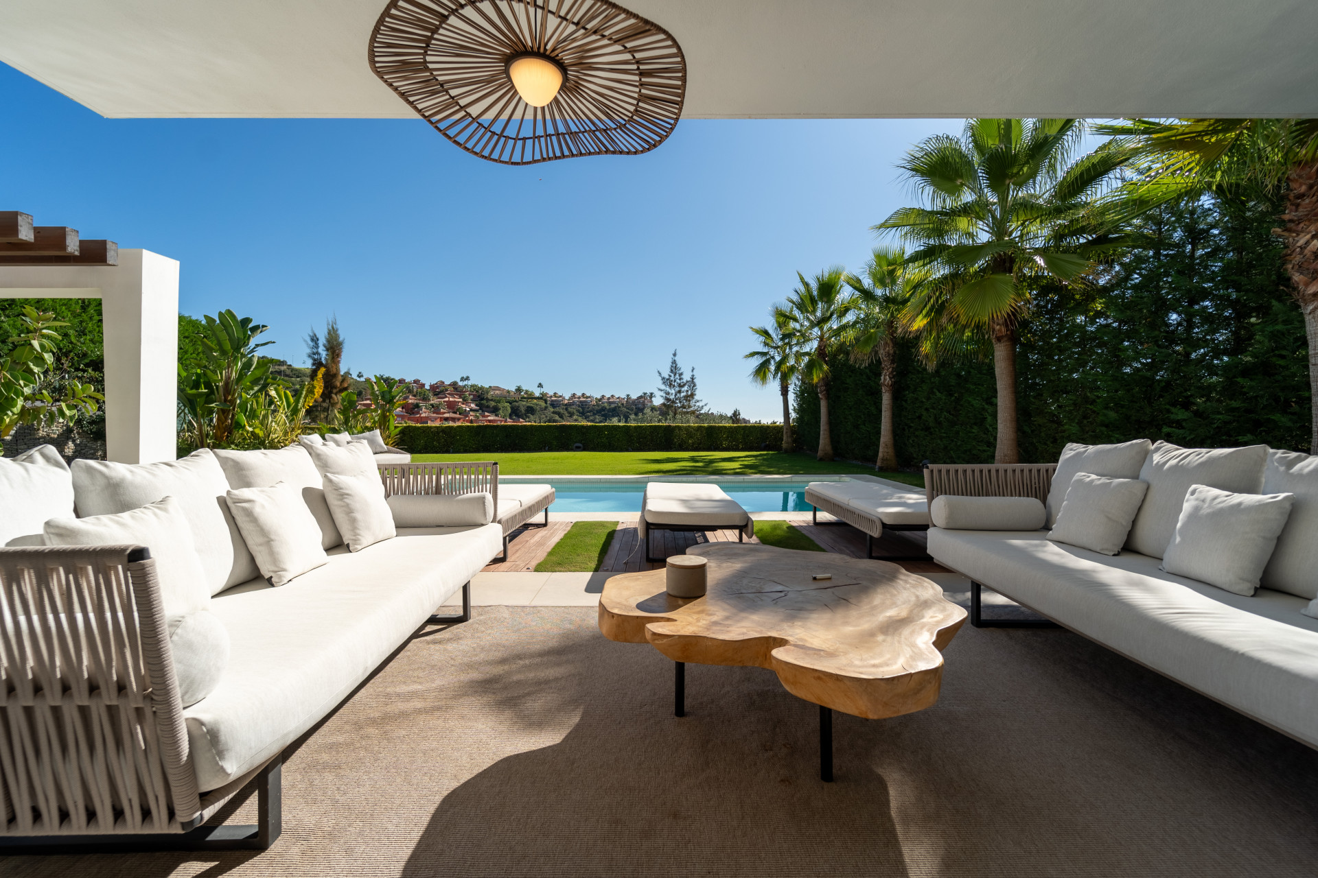 Spectacular Villa in Marbella East: A Frontline Golf Haven