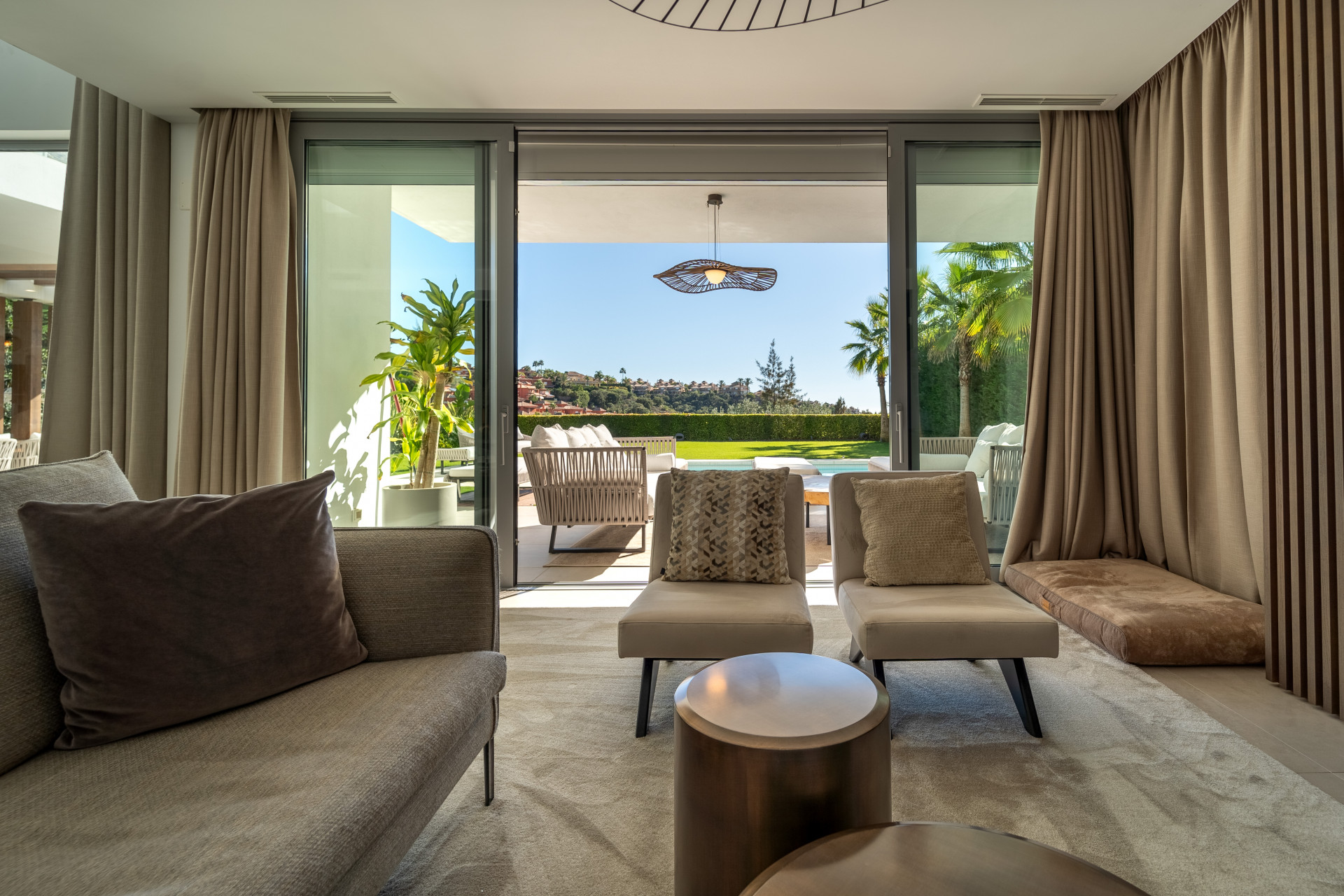 Spectacular Villa in Marbella East: A Frontline Golf Haven