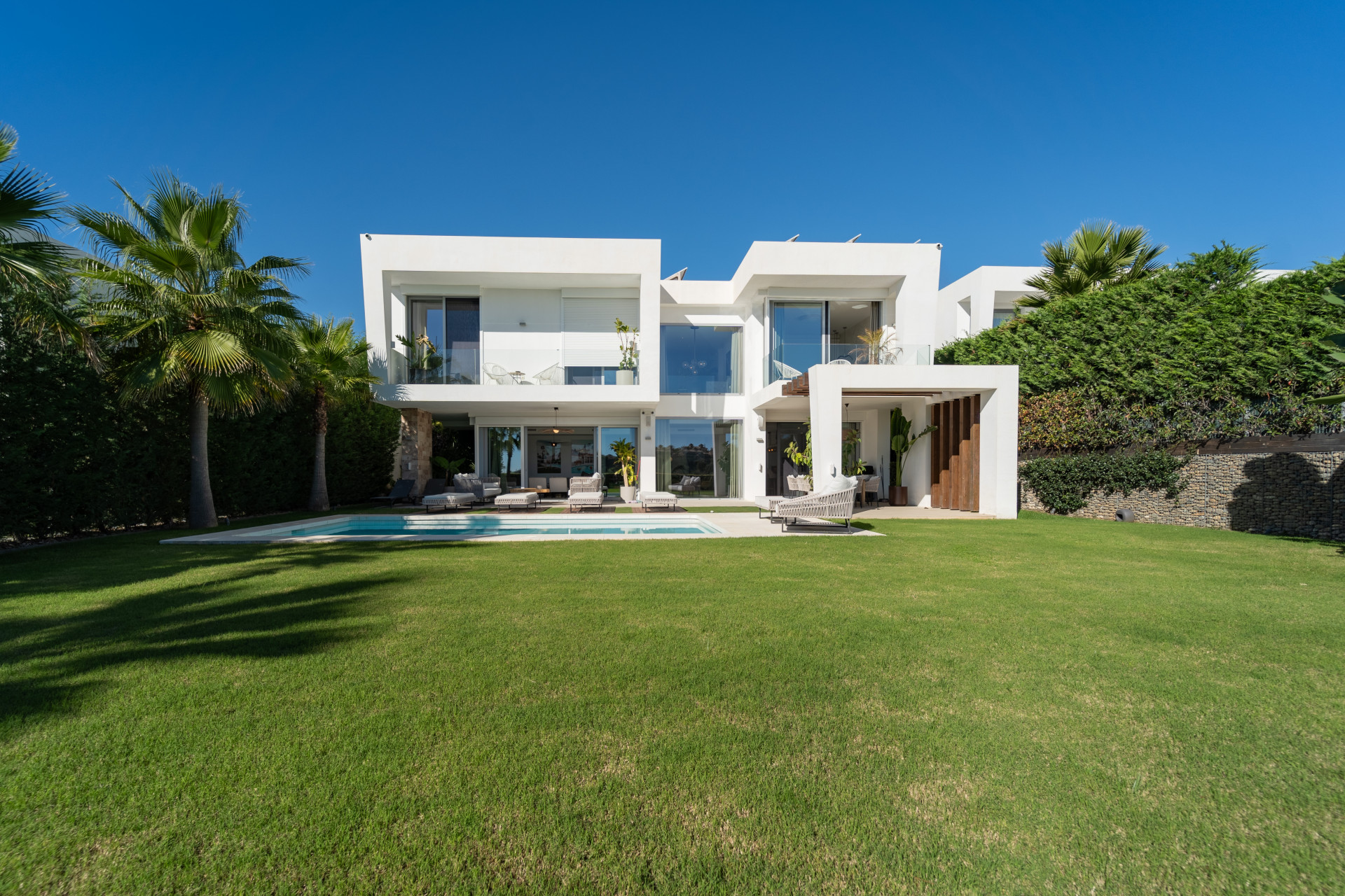 Spectacular Villa in Marbella East: A Frontline Golf Haven