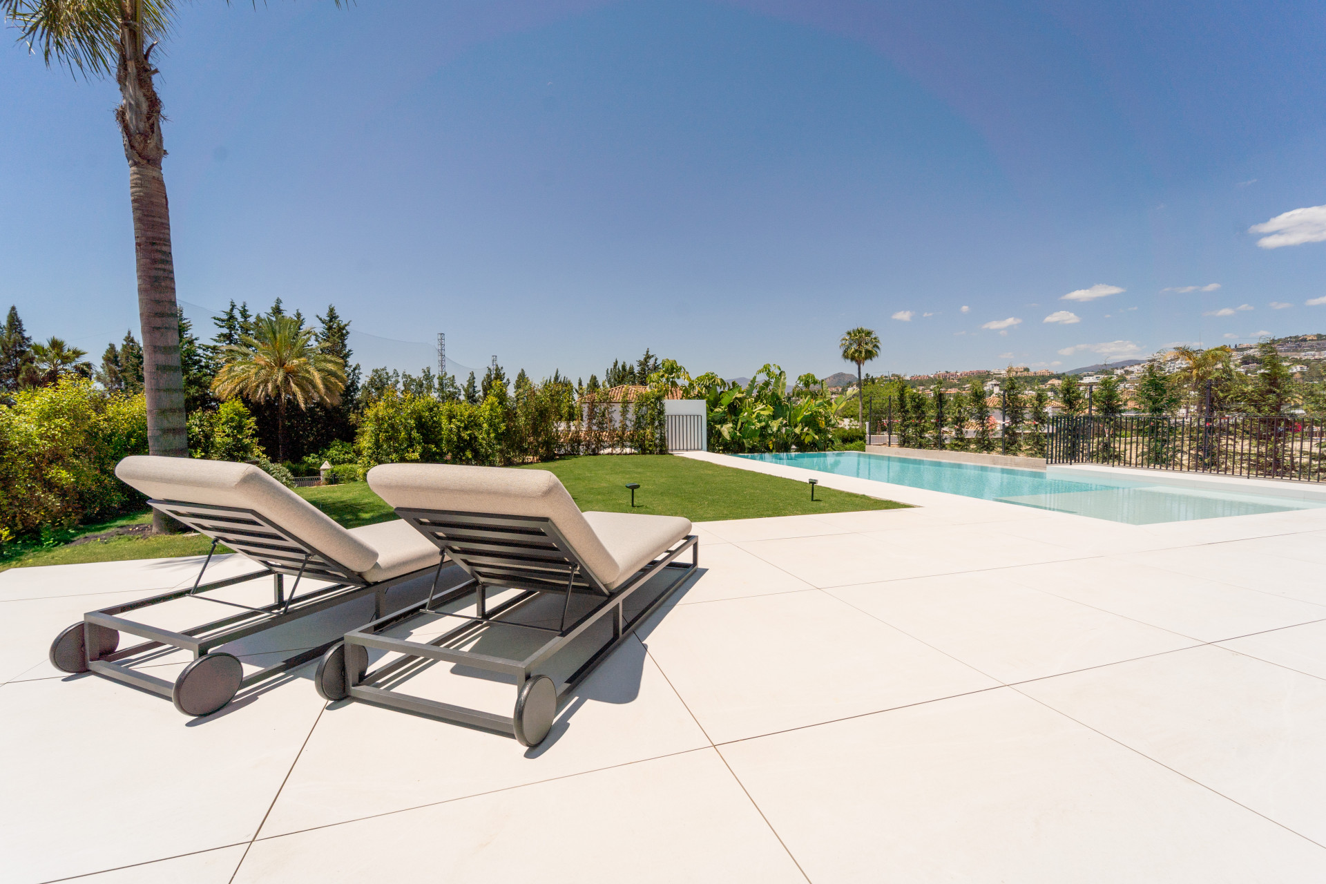 Villa zum Verkauf in Nueva Andalucia, Costa del Sol