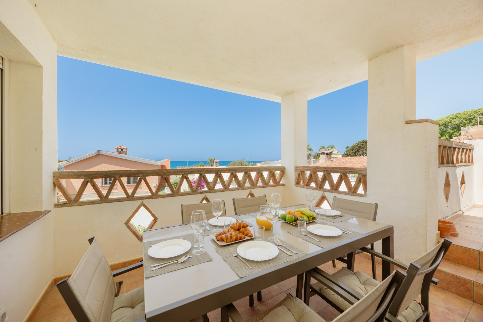 Villa moderna de 4 dormitorios con gran potencial de ampliación en Costabella, Marbella