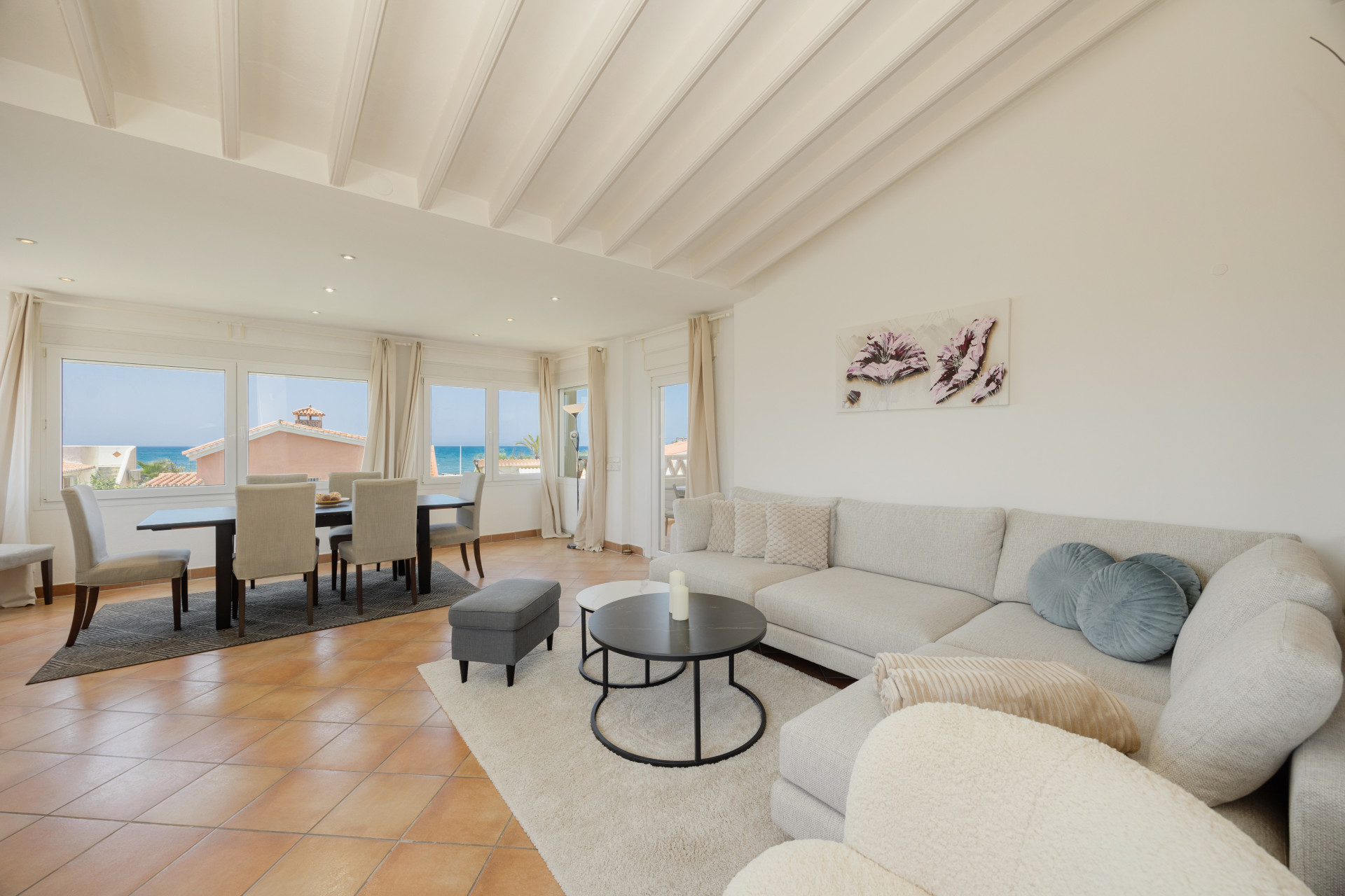 Villa moderna de 4 dormitorios con gran potencial de ampliación en Costabella, Marbella