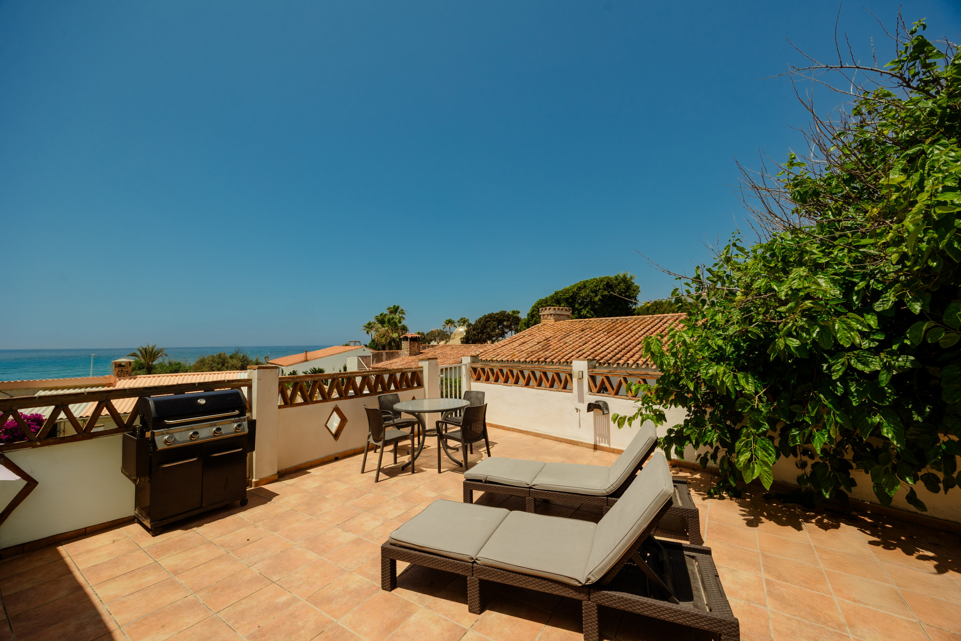 Villa moderna de 4 dormitorios con gran potencial de ampliación en Costabella, Marbella