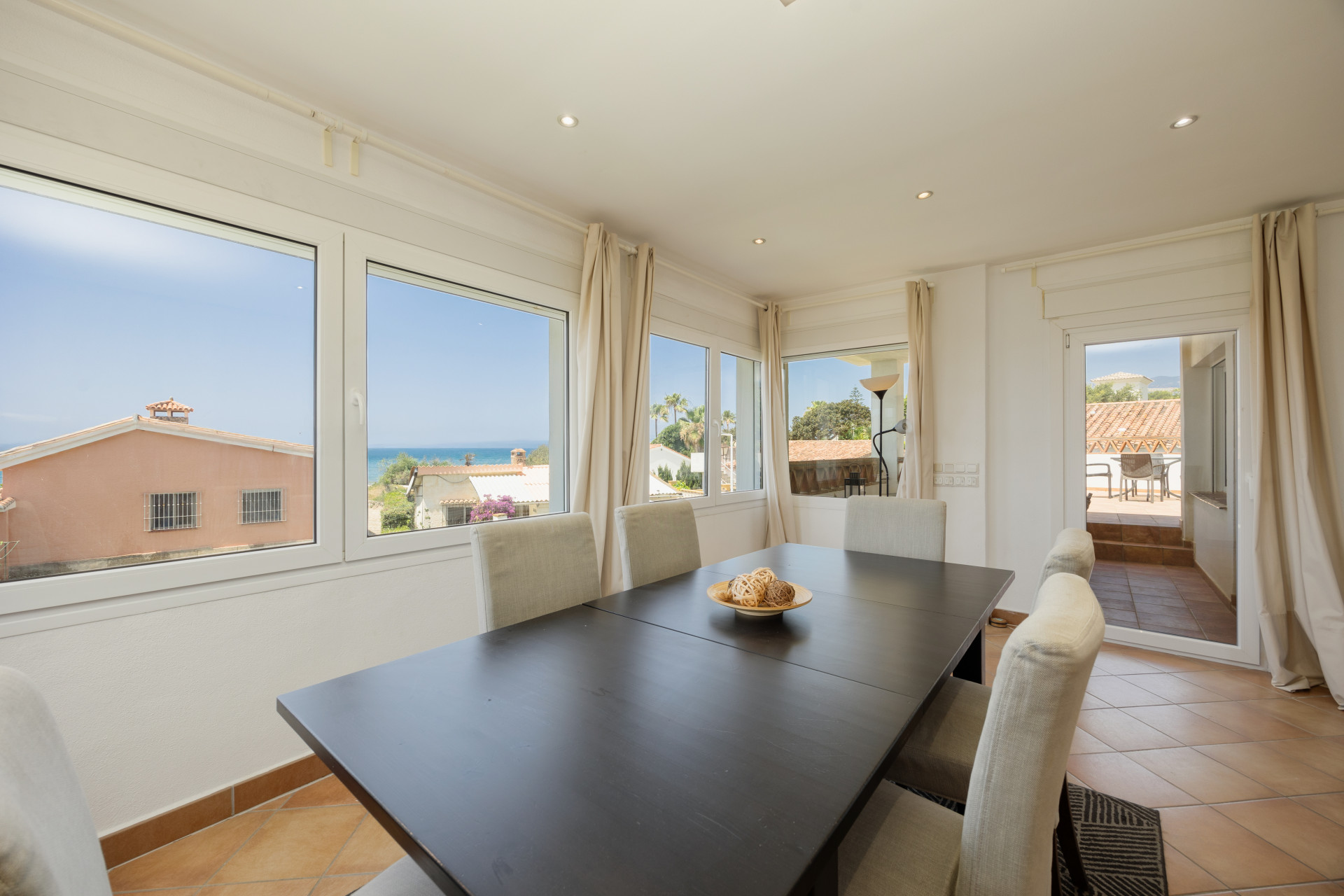 Villa moderna de 4 dormitorios con gran potencial de ampliación en Costabella, Marbella