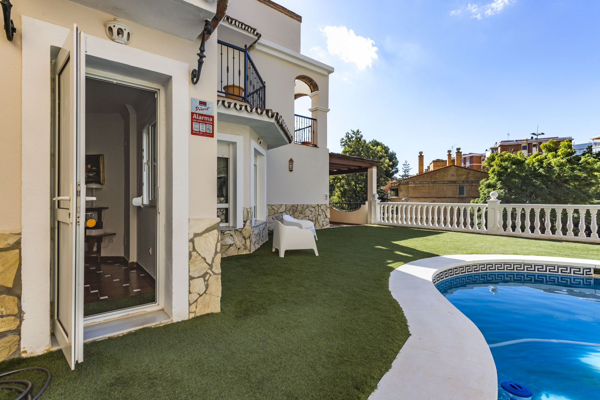 Elegante villa pareada en la exclusiva zona residencial del Mayorazgo-Limonar.