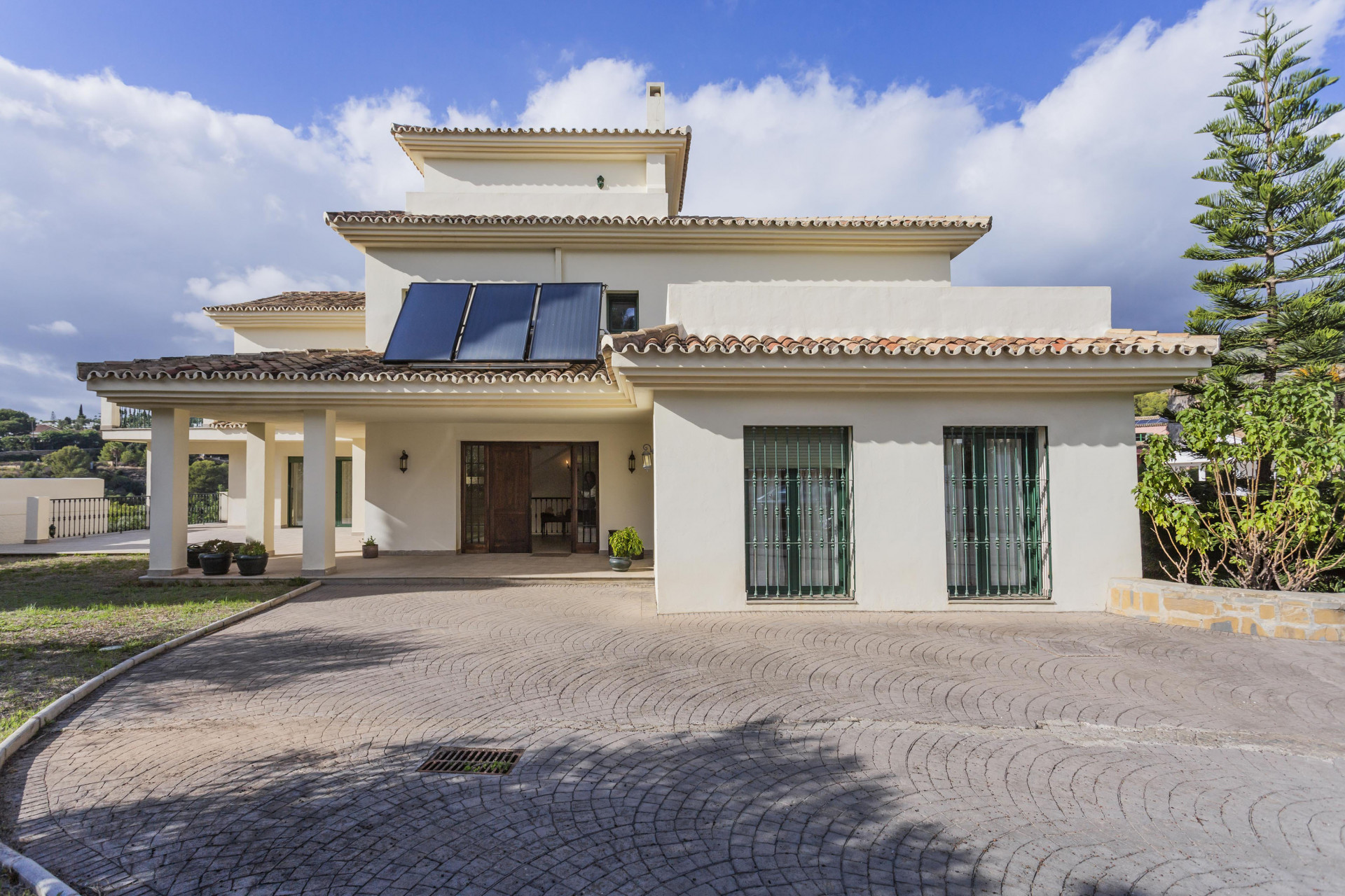 Magnificent detached villa situated in just a few minutes from the centre of Marbella.