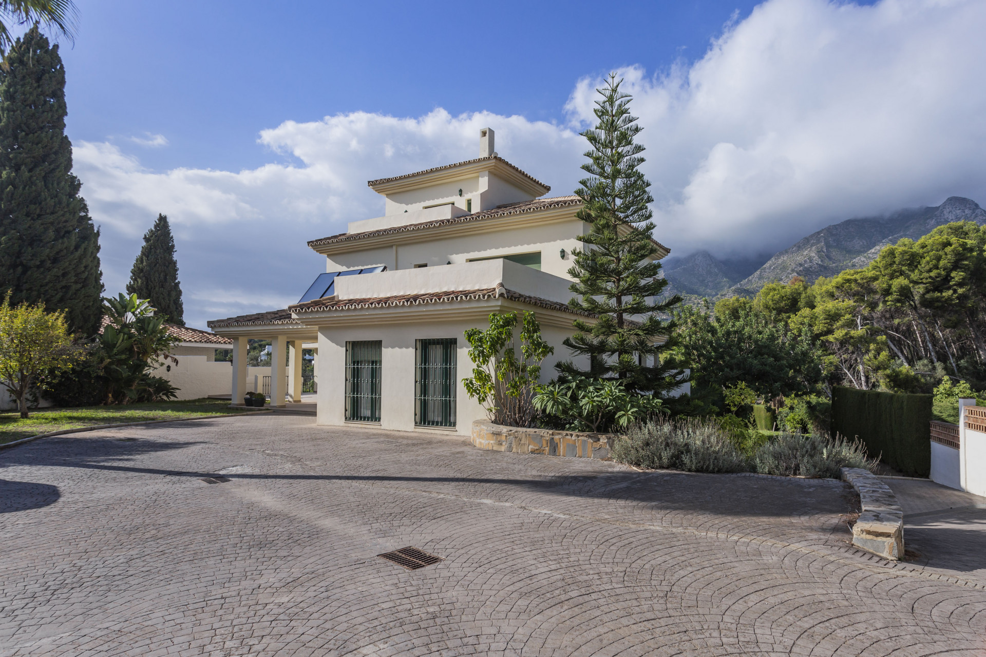 Magnificent detached villa situated in just a few minutes from the centre of Marbella.